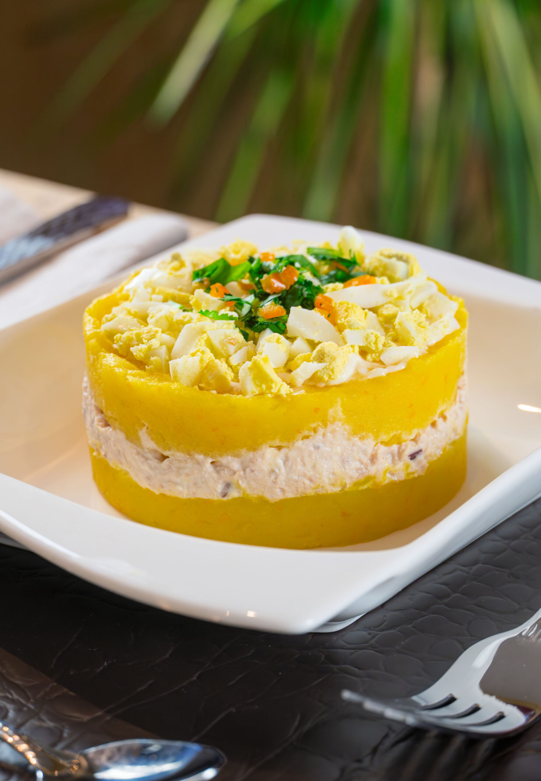 Causa de pollo, spécialité péruvienne à base de pomme de terre et poulet chez Rosita RIOS.
